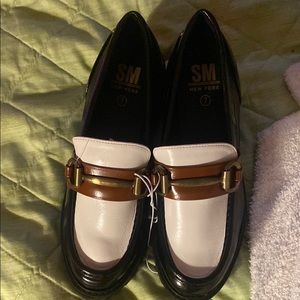 SM New York Black and White Flats with Glossy Finish